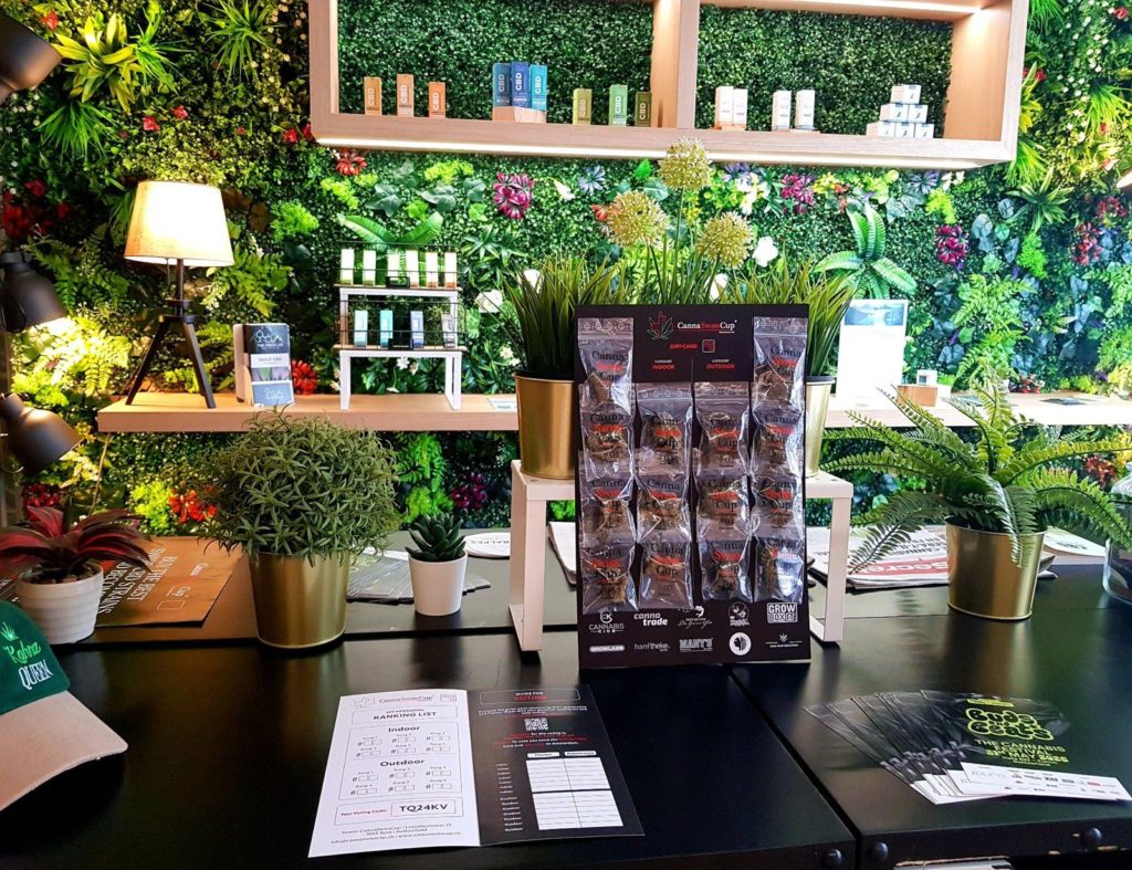Intérieur du CBD shop KahnaQueen à Genève avec présentation de produits CBD et fleurs de cannabis légal en Suisse