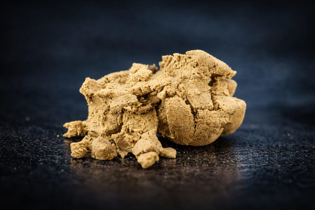 Dry sift hash CBD riche en trichomes – résine CBD Genève guide hash CBD 2026