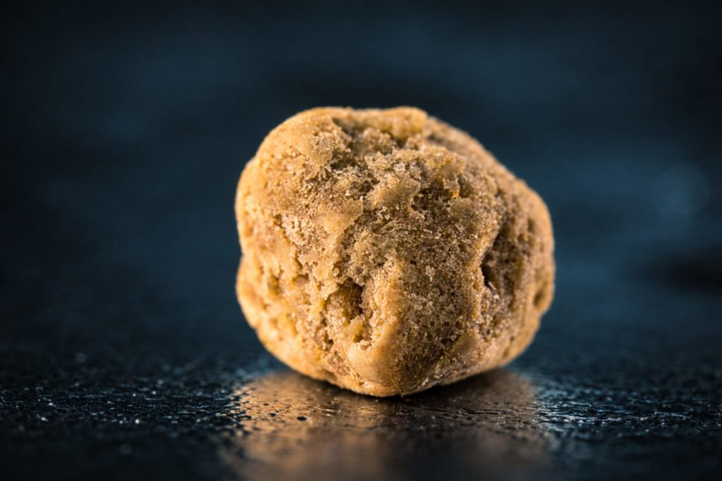 Résine hash CBD type bubble hash riche en trichomes – hash CBD Genève guide 2026