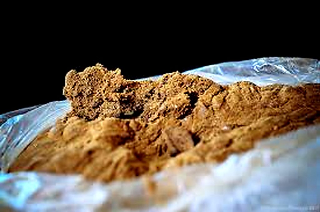 Résine de cannabis de type hash marocain montrant la texture poudreuse caractéristique utilisée pour la fabrication de hash traditionnel.
