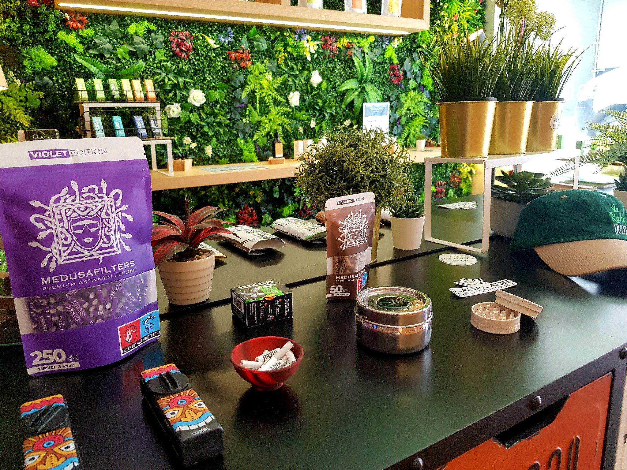 Intérieur de la boutique CBD KahnaQueen à Genève avec produits CBD, accessoires et mur végétal dans le magasin spécialisé cannabis légal en Suisse.