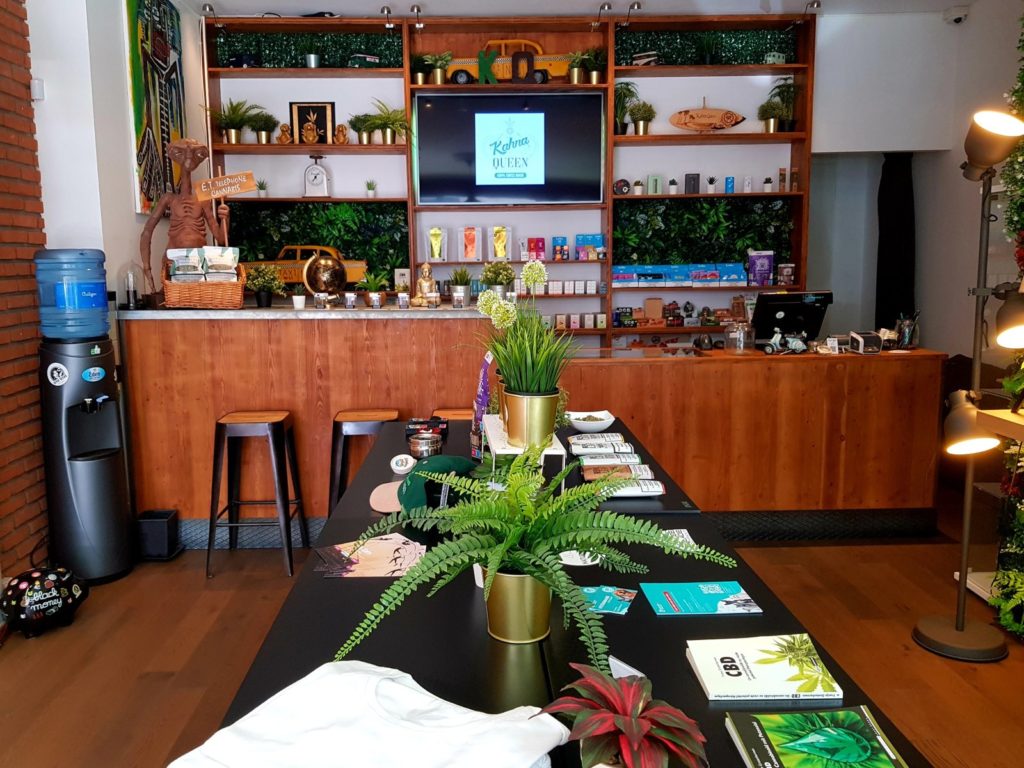 Intérieur de la boutique KahnaQueen à Genève avec présentation de produits CBD et espace d’accueil – Guide CBD Genève 2026